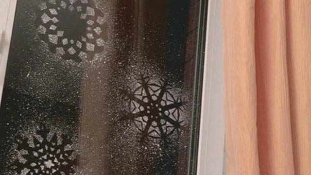 Кто делал снежинки на стекле с помощью зубной пасты ?